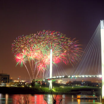 fireworks_over_missouri_river_by_uscty-d5611yk